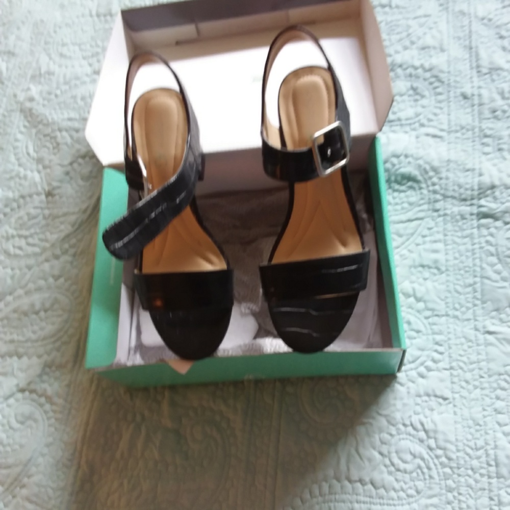 NWOT Andrew Geller Croc embossed black wedge sandals